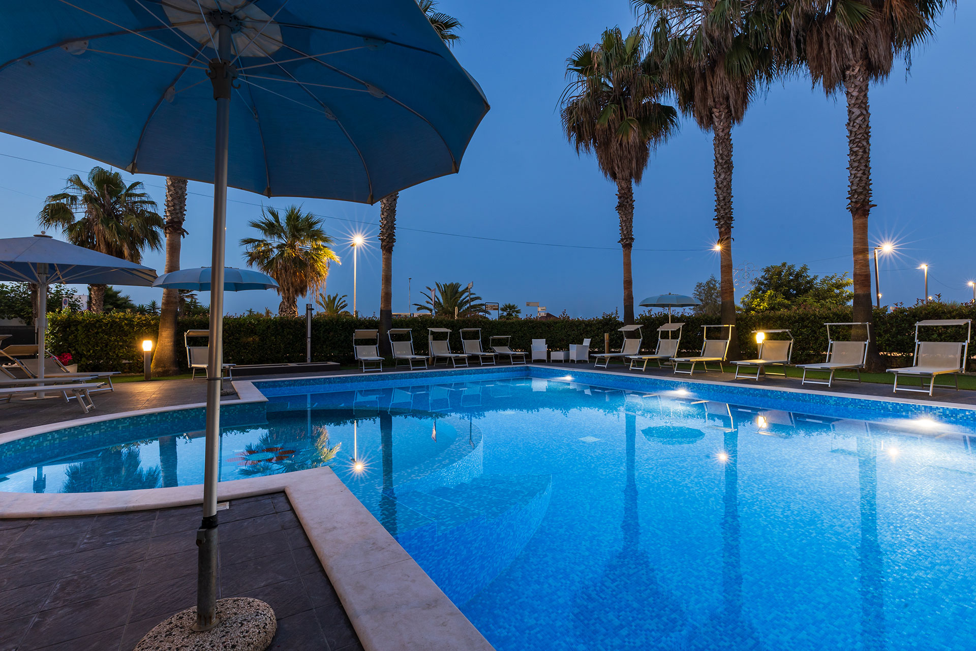 hotel-residence-kiara-abruzzo-piscina-di-notte