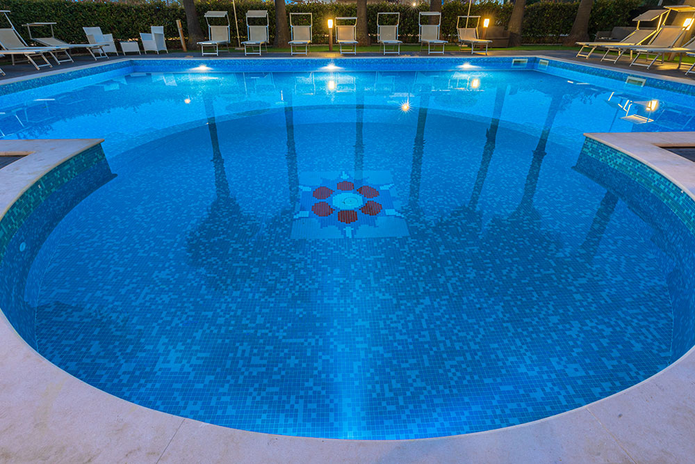hotel-residence-kiara-abruzzo-piscina-di-sera